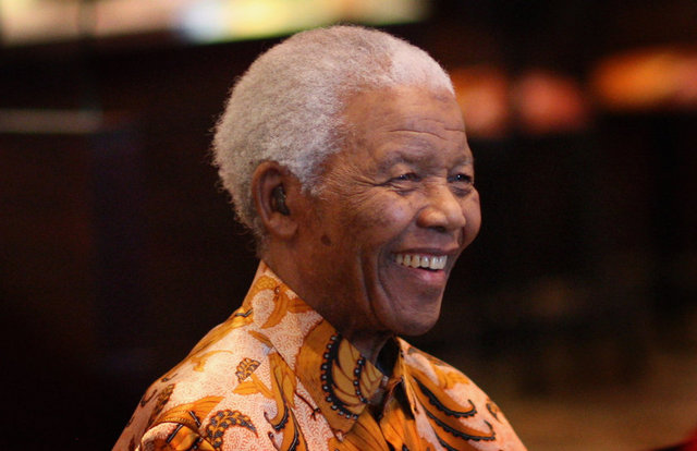 Güney Afrika'da "Ulusun Babası" olarak görülmekte, aynı zamanda çoğunlukla Kosa Kabilesi'nin ismi olan Madiba olarak da anılmaktadır. Kendisi de Kosa dilini konuşan Tembu kabilesindendir.
