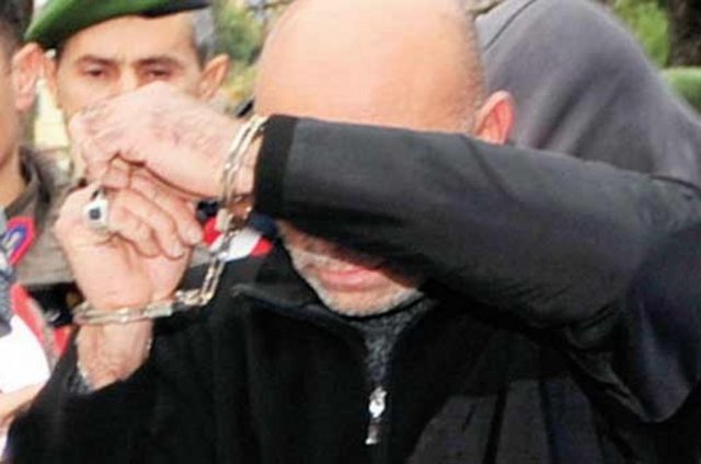 6 ortaokul ve lise öğrencisi kızla ilişkiye girip pornolarını çektiği iddia edilen H.K.'nın, oyuncu oğluna kızlarla beraber olmasını önerdiği ortaya çıktı. H.K.'ya tepki gösteren oğlununsa "Sen nasıl babasın?"  dediği belirlendi.