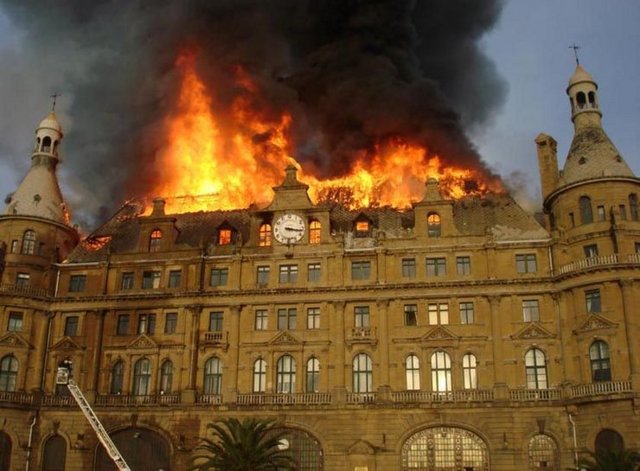 Haydarpaşa Garı yangını davasında, taksirle yangına sebebiyet verdikleri iddia edilen 2 tadilat işçisi ve izolasyon çalışmasını yürüten şirketin sahibi 10'ar ay hapis cezasına çarptırıldı. Diğer 3 sanık beraat etti.