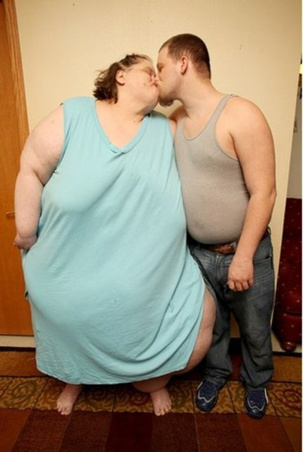 Charity Pierce'in günde 10 bin kalorilik diyet yapacağını yazan The Sun, bir çocuk annesinin kilosunun yıllarca çok yemesinden kaynaklandığını belirtti