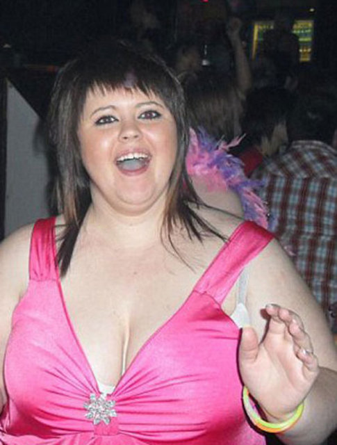 Güney Galler'de yaşayan 25 yaşındaki Teresa Mayhew, kahvaltıda ve öğle yemeğinde hamburger, akşam yemeğinde ise pizza ve kebap yiyordu. - Bunun sonucunda 121 kiloya kadar çıkan genç kız zayıflamaya karar verdi.