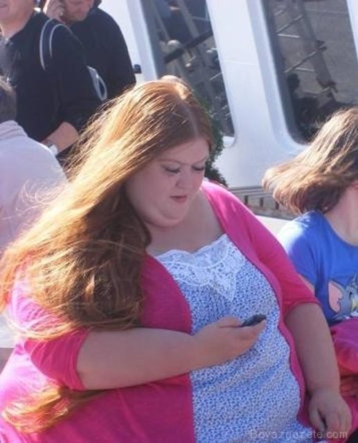 Kilo vermeden önce 62 beden kıyafetler giyen ve kıyafet bulmakta da zorlanan Tracy Henderson açık alanlara çıkamıyor sürekli yemek yiyordu. Genç kadın o kadar kiloluydu ki kendi banyosuna bile sığmakta güçlük çekiyordu...