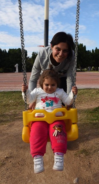 Kızını bir gün parka çıkardığında onunla ilgilenemediğini fark eden Sipahioğlu, ailesinin karşı çıkmasına rağmen araştırmaları sonucunda tüp mide ameliyatı olmaya karar verdi. -