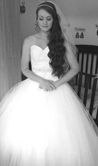 Emeğinin karşılığını alan ve 62 kiloya düşen Kirsty, o gelinliğin bedenine tam olarak oturmasıyla düğününün 'hayatının en mutlu günü' olduğunu söyledi.