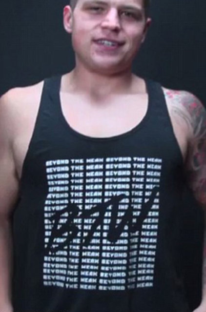 Giysilerin içinde kendini rahat hissettiğini söyleyen Glaude, kıyafetlerini çıkardığında ise sarkan derileri nedeniyle rahatsızlık duyduğunu belirtiyor...