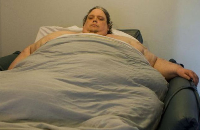 Keith, gençlik döneminde normal insanlarla aynı kilolara sahip bir tüccarken annesinin vefatından sonra aşırı yemek yemeye başladığını ve kendisini frenleyemeyerek bu hale geldiğini söylüyor.