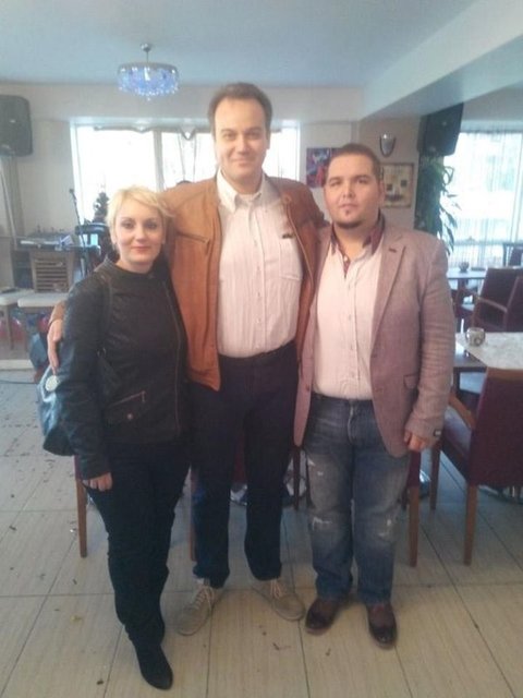 "10 ay önce birbirimizden habersiz ameliyat olduk. Kilo verdikten sonra karşılaşınca da yeniden evlenmeye karar verdik. Burada pasta kestik. Ancak düğünümde tekrar gelinlik giyeceğim."