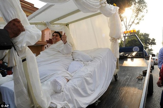 Yıllarca yatağa mahkum bir şekilde yaşamını sürdüren 48 yaşındaki Manuel Uribe, kalbindeki ritim bozukluğu şikayetiyle 2 Mayıs tarihinde vinç yardımıyla hastaneye kaldırıldı... -