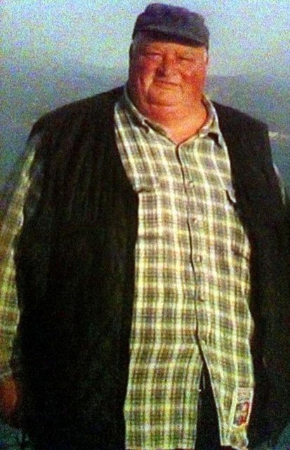 YAŞI KADAR KİLO VERDİ - Çanakkale'nin Gelibolu İlçesi'nde yaşayan 170 kilo ağırlığındaki 60 yaşındaki emekli Cenap Oktay, gittiği sağlık merkezinde 1 yılda 63 kilo vererek 107 kiloya indi.