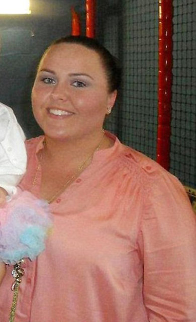 Sosyal medya hesaplarından seksi selfie fotoğraflarını paylaşan genç kadın...