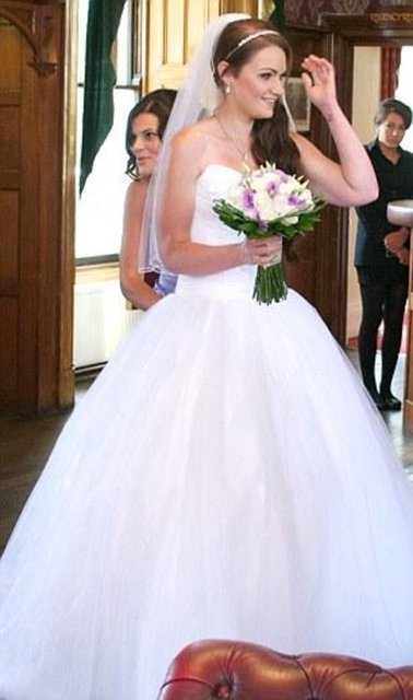 O sırada 97 kilo olan Kirsty, başarılı olacağından emin olduğu için aylar öncesinden 36 beden gelinliği satın aldı.