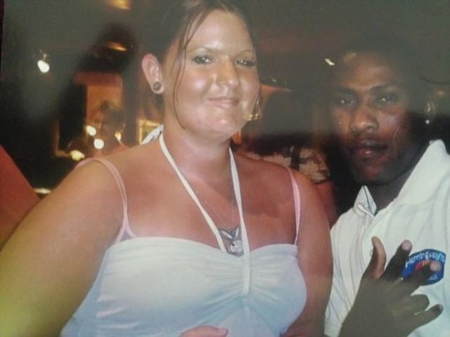 Gelinliğe sığmak için...  Bridgend kasabasında yaşayan Kirsty Thomas isimli kadın, beğendiği gelinliği giyebilmek için 4 beden küçüldü.