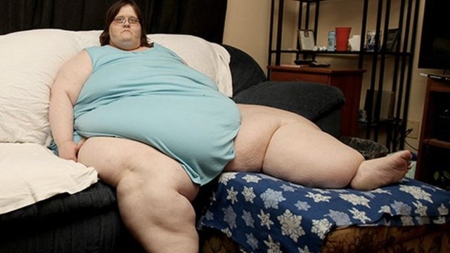Kilosunun yarısını atmazsa aniden ölebileceğini söyleyen doktorlar Pierce'in mide bypass ameliyatı olmasını önerdi.