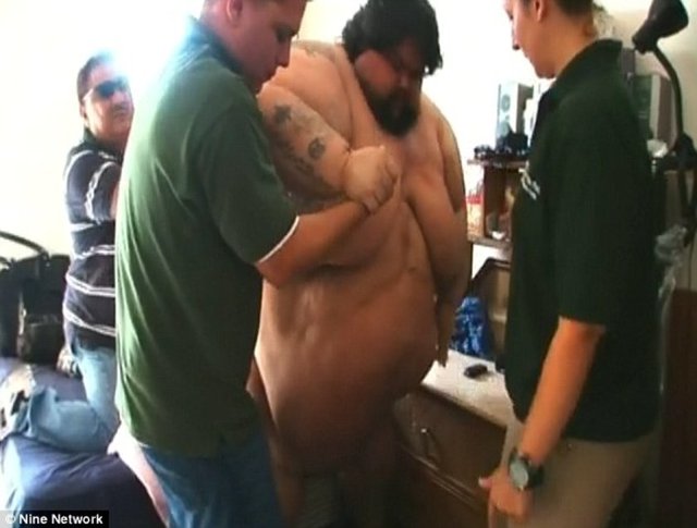 400 kilo ağırlığındaki Ricky Naputi son 7 yılını kendi başına yürüyemeyerek ve sürekli yatarak geçirdi... -  -