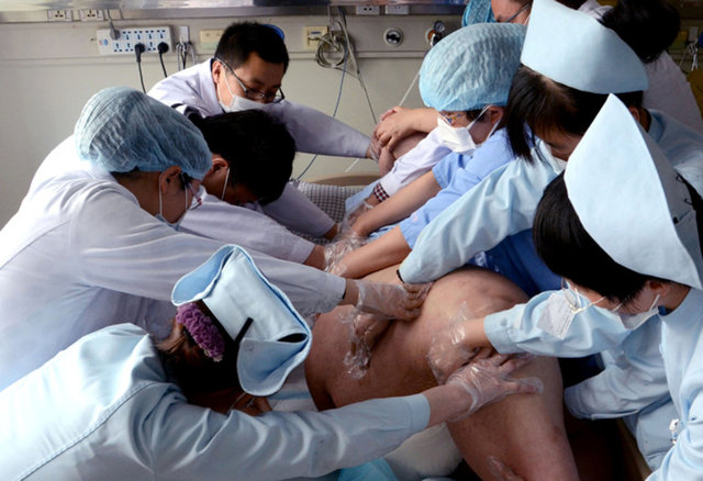 Çin'in en şişman adamı olarak bilinen 300 kilogram ağırlığındaki Sun Liang, kalp ve karaciğer yetmezliği nedeniyle hayatını kaybetti...