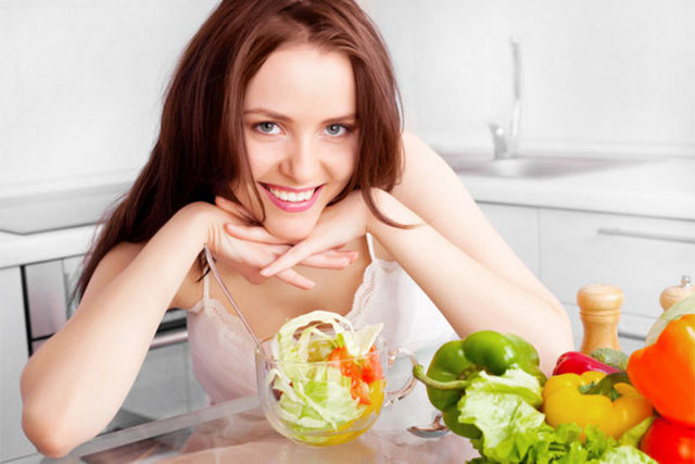 Yemeğe salata ya da çorba ile başlayın. Gherlin hormonu çorba ile mide cidarı dolu olduğunda salgılanıyor ve de beyne doyma sinyali daha çabuk ulaşıyor.