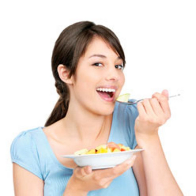 Tokluk sinyali yemeğe başladığımızdan en az 20 dakika sonra devreye girer, bu sürece bizim katkımız ise yeme hızımızı mümkün olduğunca yavaşlatarak, yediklerimizi sabırla çiğnemekten geçiyor.