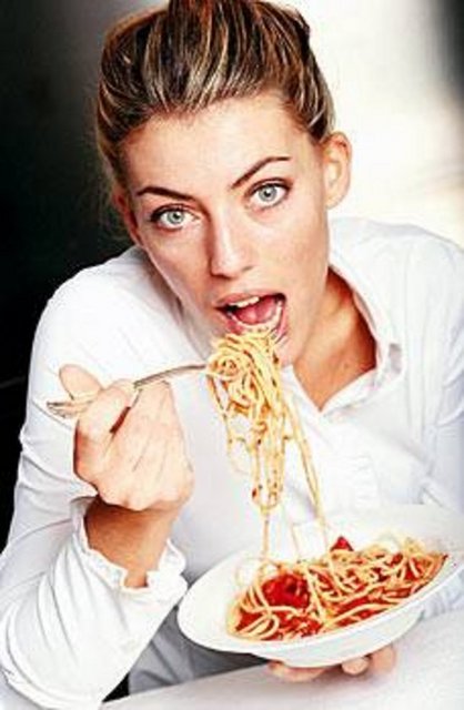 Sebzeli çorba ve yağsız soslarla hazırlanmış salatalar daha çabuk doymamızı sağladığından daha az kalori alarak sofradan kalkmak mümkün olur