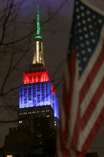 New York'taki Empire State binası Güney Afrika'nın bayrağının renkleriyle ışıklandırıldı. Kentte başta Güney Afrika Konsolosluğu önünde olmak üzere anma etkinlikleri düzenlendi.