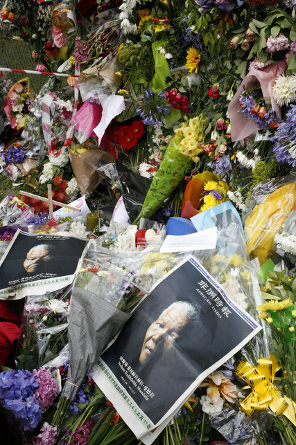 Dünyanın dört bir yanından gelen çok sayıda lider, siyasetçi ve diplomat Pretoria' da üç gün süreyle katafalka konulacak Mandela'nın cenaze töreninde bir araya gelecek.