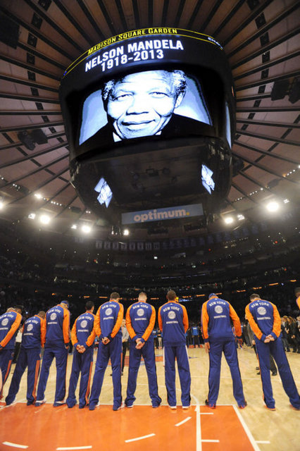 ABD Profesyonel Basketbol Ligi NBA'de Charlotte Bobcats ve Philadelphia 76ers arasında cuma akşamı oynanan maçtada saygı duru şunda bulunuldu. Charlotte kentindeki maçta ekranda Mandela'nın fotoğrafı belirdi.