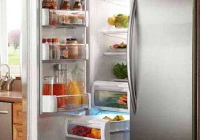 Buzdolabındaki sıvı yiyeceklerin üzerinin kapatılması enerji tüketimini azaltır.