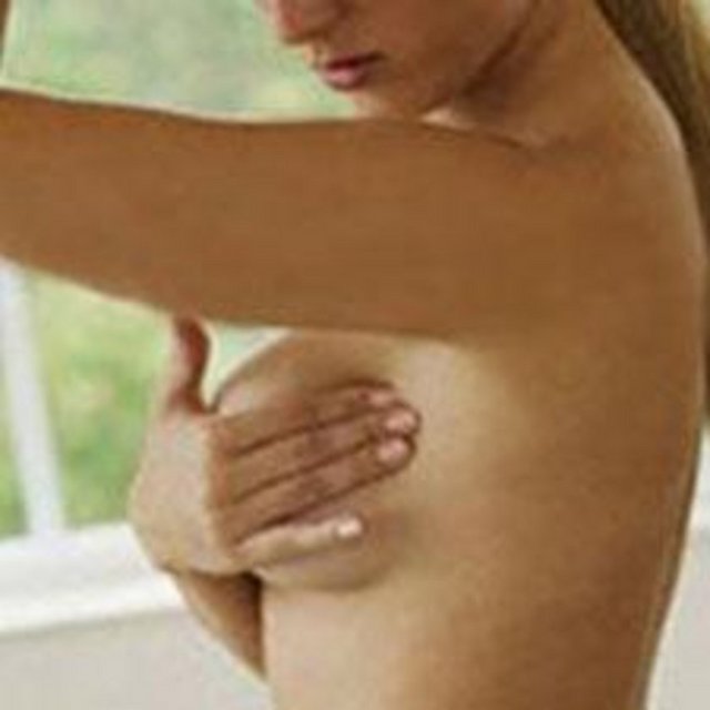 Meme derisi üzerinde kalınlaşma, çökme veya çekilme, Meme başından berrak veya kanlı akıntı varsa ve ailede meme kanseri hikayesi mevcutsa