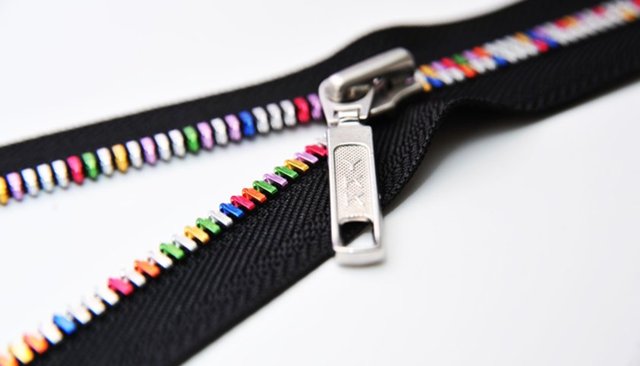 Azo boyar, düğme ve fermuarlar ile giysi aksesuvarlarında yasak.