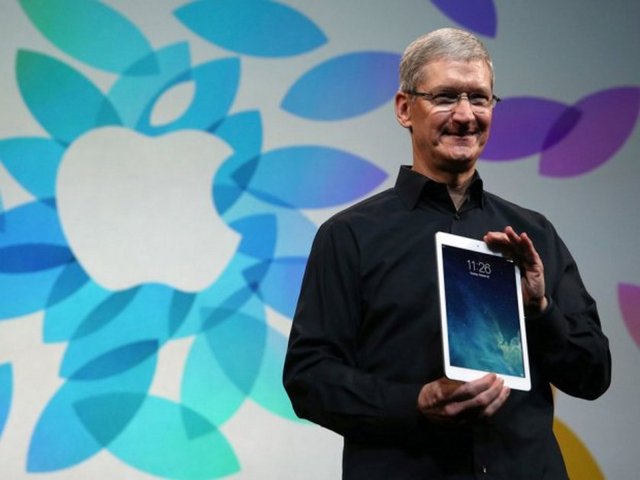 iPad Air, parlak gri ve gümüş renk alternatiflerine sahip.