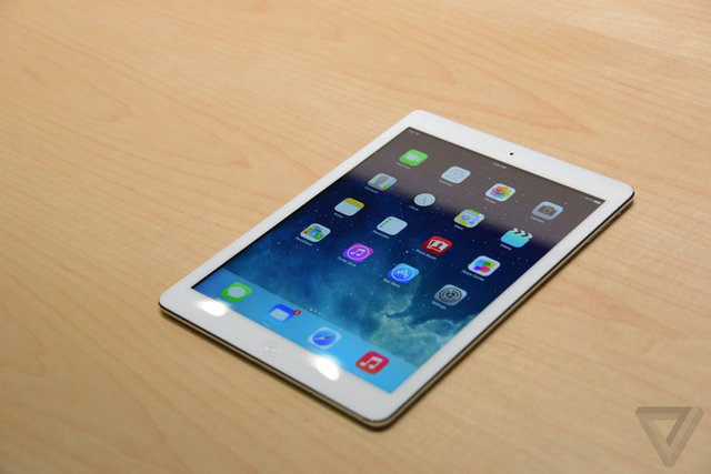 Çift çekirdekli 1.3 GHz hızı sunan A7 işlemci kullanan tablet, 16, 32, 64 ve 128 GB'lik hafıza seçenekleriyle sunuluyor.