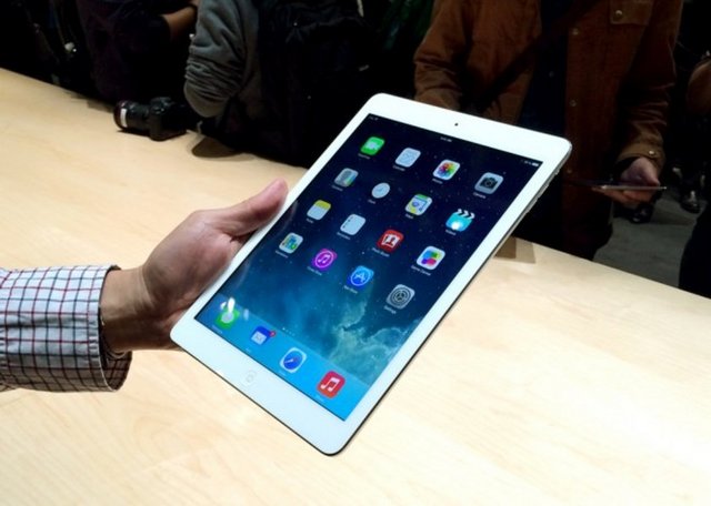 Ekran çözünürlüğü 2048 x 1536 piksel olan tabletin bataryası 10 saate kadar kullanıma uygun. 5 megapiksellik arka ve 1.2 megapiksellik ön kamerası olan iPad Air, yüksek çözünürlükte (1080p) video kaydedebiliyor.
