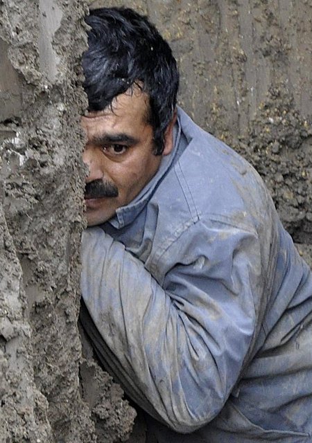 Çalışma yapan işçilerden Tuncay Başer (45), yaklaşık 3 metre kazılan toprağın içerisinde, diz altından toprağa gömüldü.