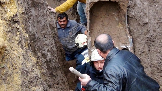 Samsun Büyükşehir Belediyesince yürütülen altyapı çalışmaları sırasında göçük oluştu.