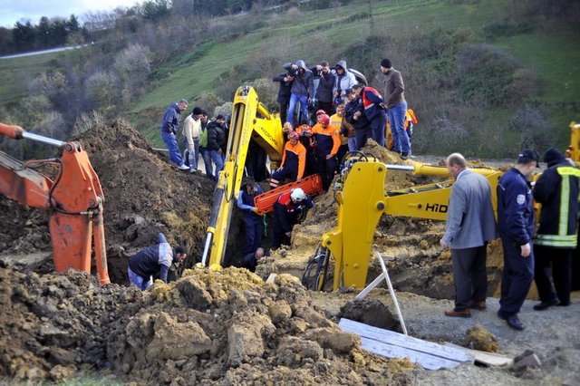 Diğer işçilerin haber vermesi üzerine Samsun Büyükşehir Belediyesi İtfaiye Daire Başkanlığı ekipleri olay yerine geldi. -