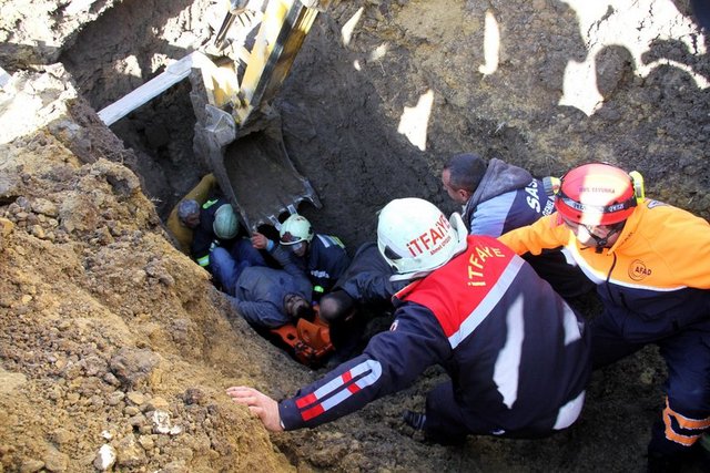 Diz altından toprağa gömülen işçi 45 dakika süren çalışma sonucu yaralı olarak topraktan çıkarıldı.