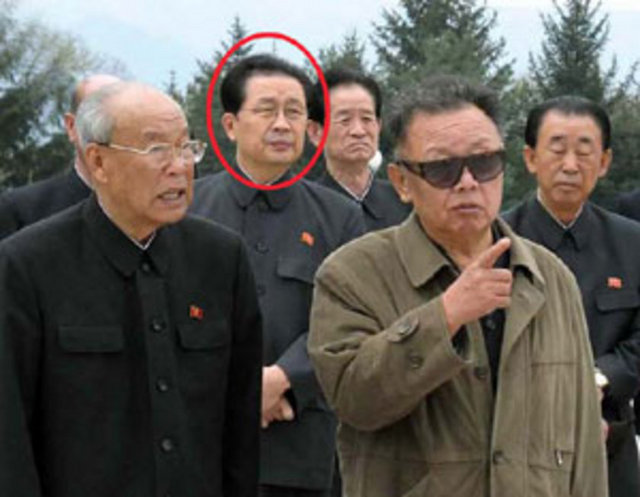 Güney Kore haber ajansı Yonhap, istihbarat yetkililerine dayanarak geçtiğimiz hafta verdiği haberde, Ulusal Savunma Konseyi'nin başkan yardımcılığını yürüten Kim Jong Un'un eniştesi Chang Song Thaek'in görevine son verildiğini duyurmuştu.