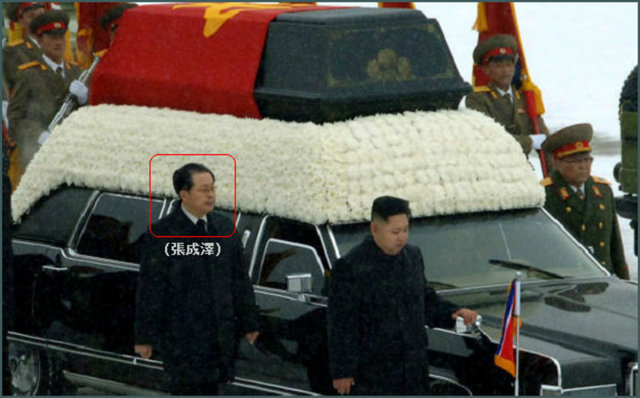 Babası Kim Jong İl'in 17 Aralık 2011'de kalp krizi sonucu yaşamını yitirmesinin ardından iktidara gelen Kim Jong Un, iktidar partisinin genel sekreteri, Kore ordusunun başkomutanı ve mareşal unvanlarını taşıyor.