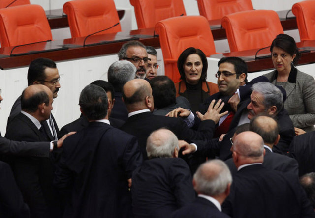 Önce sözlü başlayan tartışma sonra yumruklaşmaya kadar vardı.