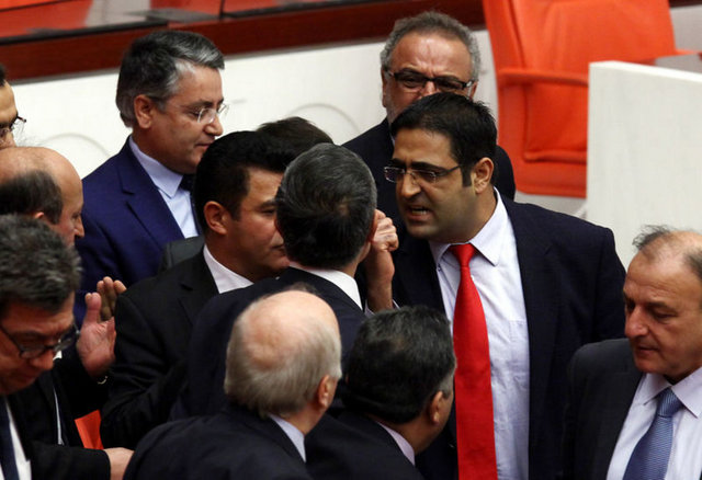 Meclis Genel Kurulu'nda, 2014 Yılı Merkezi Yönetim Bütçe Kanunu Tasarısı Raporu'nda BDP'nin muhalefet şerhinde yer alan "Kürdistan" ibaresinin çıkarılması için usul tartışması açıldı.