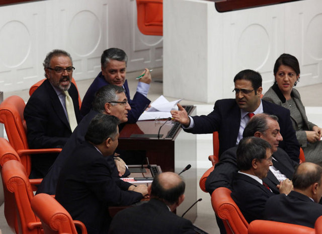 Vekiller birbirlerinin üzerine yürürken yumruklaşmaya varan kavga yaşandı.