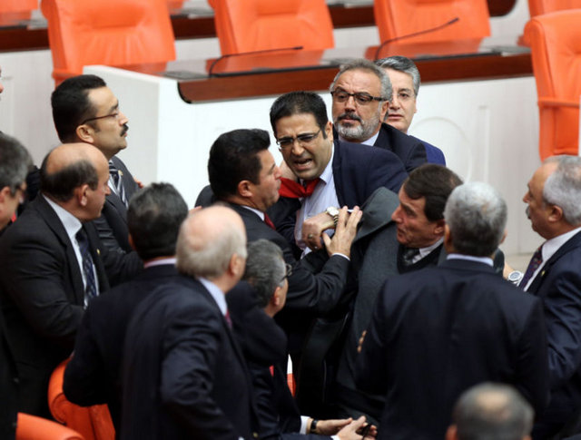 BDP Grup Başkanvekili İdris Baluken ile MHP Ankara Milletvekili Özcan Yeniçeri arasındaki tartışma büyüyünce tansiyon yükseldi.