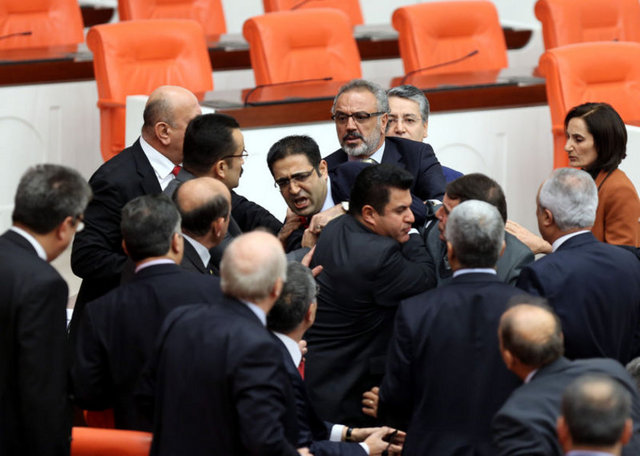 CHP'Lİ VEKİLLER ARAYA GİRDİ -  - MHP ve BDP'li vekiller arasındaki tartışma CHP'li vekillerin araya girmesiyle kavganın büyümesi önlendi. Tansiyonun yükselmesi üzerine oturuma ara verildi.