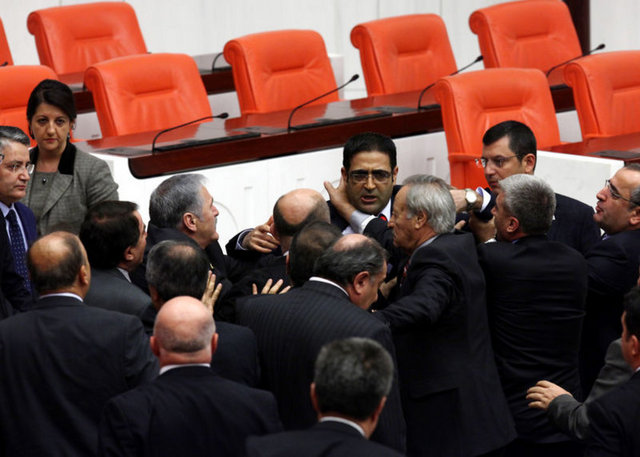 Vekiller birbirlerinin üzerine yürürken Baluken'in yumruğunu salladığı görüldü.