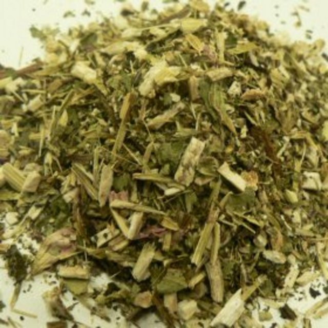 Doç.Dr. Murat Aksun, kirpi otu ya da ekinezya olarak bilinen bitkinin bağışıklık sistemini uyardığını, alerjik reaksiyonlara, karaciğer hasarına neden olduğunu, bu nedenle cerrahi işlem öncesi mutlaka kesilmesi gerektiğini ifade etti.