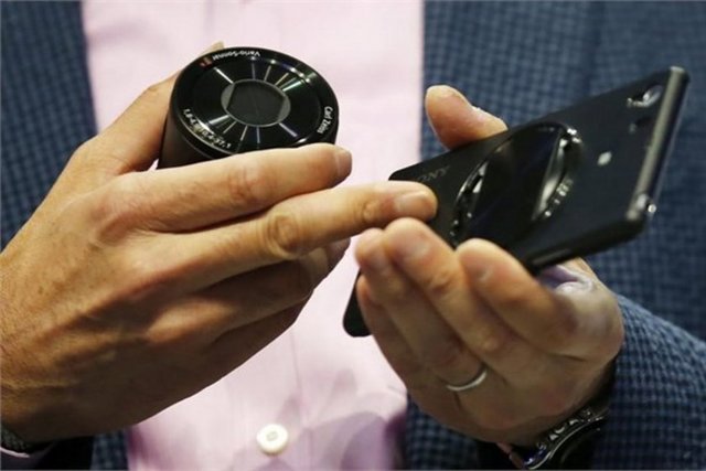 Sony Xperia Z1  - 2.2 GHz, Snapdragon 800 işlemci ve Adreno 330 Grafik İşlemci Birimi'ne sahip olan Z1, 5 inç (12,7 cm) ekran genişliğine sahip. RAM ise 2 GB.