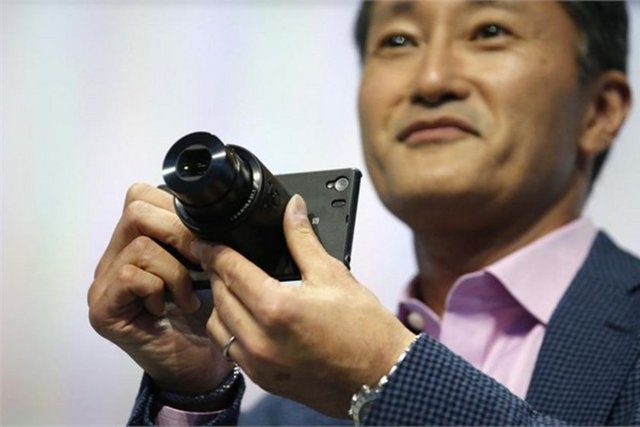 Sony Xperia Z1 -  - Sony'nin su ve toz geçirmeyen koruma teknolojisine sahip olan Z1'in en büyük özelliği, 20.7 megapiksellik kamerası. Telefon, 27 mm geniş açı, F2.0 açıklığında G Lens ile sunuluyor.