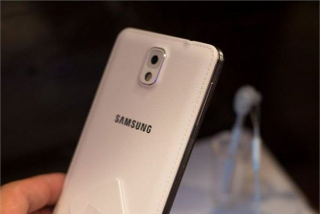 Galaxy Note 3 -  - Arka panelinde 13 megapiksel kamera bulunan telefon, aynı zamanda 'akıllı stabilizasyon' ve otomatik focus kamera teknolojilerine sahip. Note 3, Android 4.3 işletim sistemi kullanıyor.