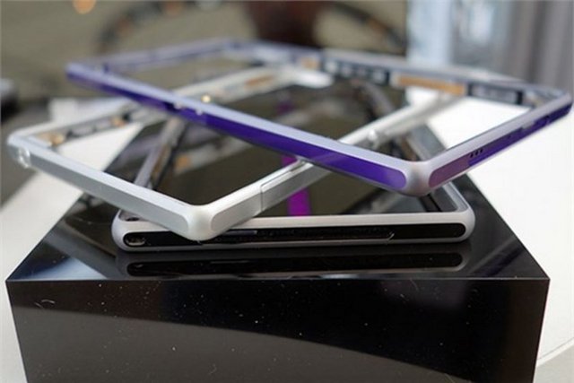 Sony Xperia Z1 -  - Cihazın metal çerçeveleri şık görünümüne katkı sağlıyor.