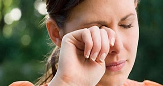 Gözlerinizi bol suyla yıkayın ve göz kapaklarınıza soğuk pansuman yapın.