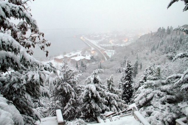 Buna bağlı gözlerde yanma, batma hissi, sulanma, ağrı ve fotofobi (aşırı ışık hassasiyeti) oluşur. Göz kapaklarında istemsiz kapanma (blefarospazm) görülür. Gözde oluşturduğu hasarın şiddetine göre ise farklı derecelerde bulanık görmeye de yol açabilir.